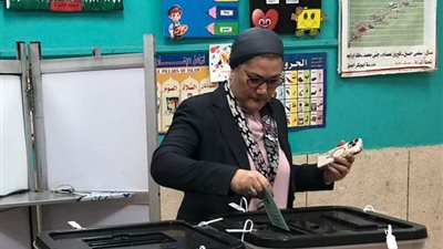 رئيسة المجلس القومي للطفولة والأمومة تُدلي بصوتها في انتخابات مجلس النواب بالشيخ زايد
