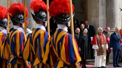 بتهمة البصق على امرأتين.. الفاتيكان يحقق مع أحد أفراد الحرس السويسري 