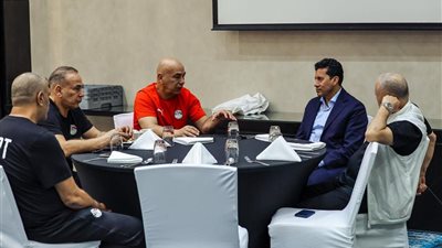 وزير الرياضة وهاني أبو ريدة يجتمعان بجهاز منتخب مصر في معسكر الإمارات| صور
