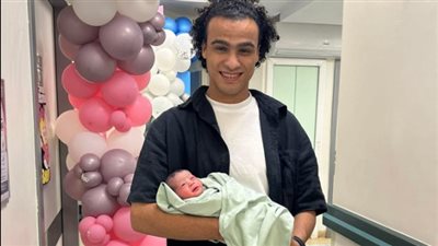 الشاعر مصطفى حدوتة يُحيي ذكرى رحيل ابنته الرضيعة ويكشف لأول مرة عن سبب وفاتها