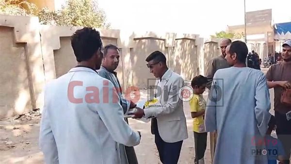 عريس يوزع حلويات