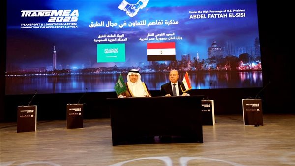 جانب من التوقيع 