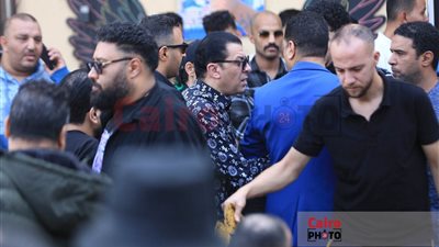 كأني فقدت نجلي.. ظهور مؤثر لـ مصطفى كامل في جنازة إسماعيل الليثي