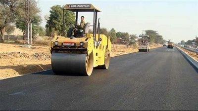 محافظ الوادي الجديد يتابع توسعة وازدواج طريق المعصرة ورصف شوارع المراكز بالمحافظة