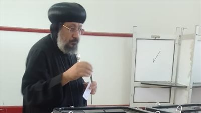 أسقف عام كنائس الوادي الجديد والواحات يدلي بصوته في انتخابات النواب