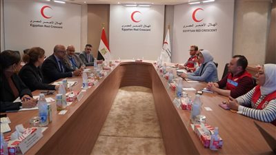اجتماع مشترك بين الهلال الأحمر المصري والصحة العالمية لتعزيز دعم الاستجابة الصحية لأزمتي غزة والسودان