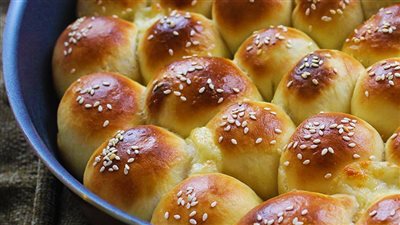 طريقة عمل خلية النحل بالجبن الكريمي.. وصفة تجمع بين الحلو والحادق