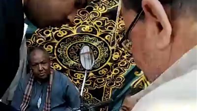 خرج من اللجنة لمساعدته.. رئيس لجنة في قنا يساعد مسنا من ذوي الهمم على التصويت