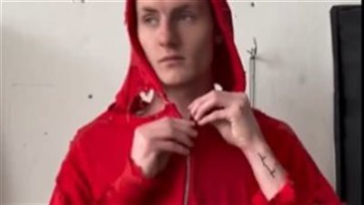 سعره 950 دولارًا.. جاكت ممزق يثير الجدل على السوشيال ميديا