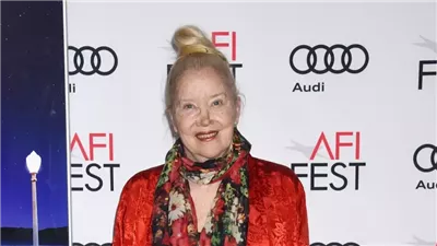 سبب وفاة النجمة الأمريكية سالي كيركلاند عن عمر 84 عامًا في دار مسنين