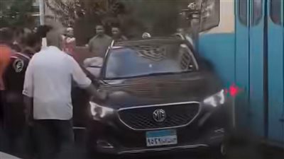 تصادم ترام مع سيارة ملاكي على مزلقان محطة بالإسكندرية