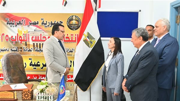 محافظ البحيرة خلال