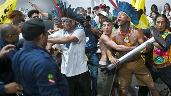 مظاهرات تجتاح قمة