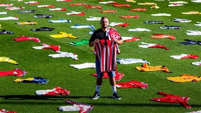 أبرزهم هنري ومبابي.. مشجع لـ موناكو يحطم رقمًا قياسيًا بمجموعة قمصان استثنائية