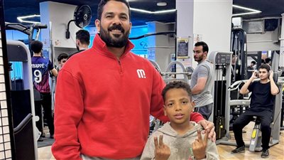 موقف إنساني مؤثر.. مدرب لياقة ينقذ طفلًا مشردًا ويوفر له عملًا داخل صالة جيم