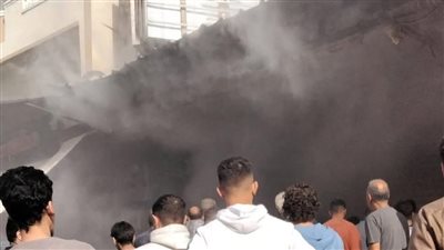 اندلاع حريق في مخزن للمساعدات الإغاثية التابعة للهلال الأحمر المصري بالعريش.. والدفع بسيارات الإطفاء