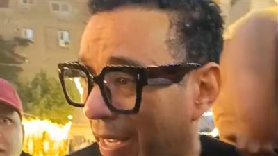 محمود الليثي باكيًا في عزاء المطرب الراحل إسماعيل الليثي: مكان فرحه هو مكان عزائه 