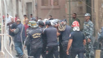 عقب رفع الحطام.. انتشال جثمان شاب من أسفل عقار الجمرك بالإسكندرية