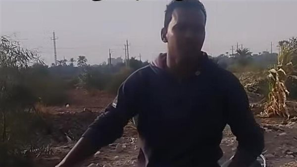 شاب يسحل كلب 