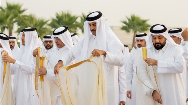  أمير قطر يؤدي صلاة