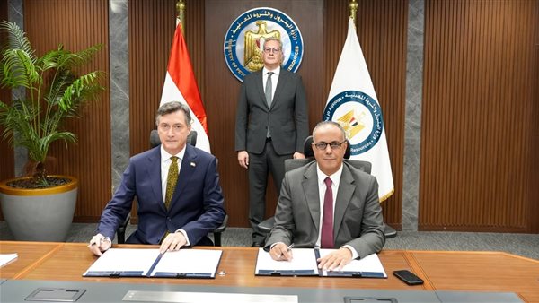 جانب من التوقيع 