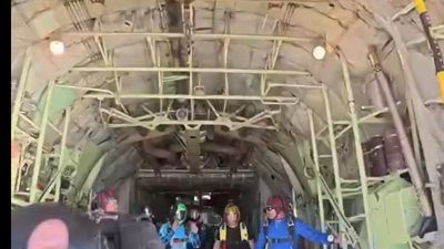 لحظة هبوط 3 برازيليين بالبراشوتات في كعابيش بدلًا من الأهرامات | صور