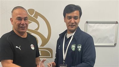 تبادل الدروع بين منتخب مصر وأوزبكستان قبل ودية دورة العين