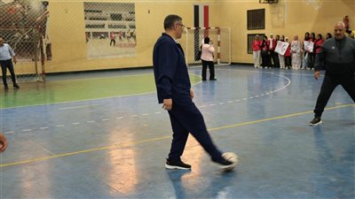 محافظ الجيزة ينزل الملعب ويشارك الشباب لعب الكرة خلال إطلاق المهرجان الرياضي الأول | صور