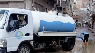 بعد الأمطار الغزيرة.. تواصل رفع تراكمات المياه من شوارع البحيرة 