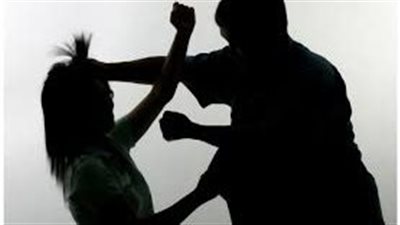 سيدة تستغيث لإنقاذها وطفلتها بعد ترك زوجها لهما دون مأوى بالخارج: قطع علينا الكهرباء والمياه وسابنا محبوسين 