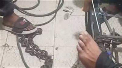 لمنعه من التعاطي.. براءة الأب المتهم بتقييد ابنه بسلسلة حديدية في أكتوبر 