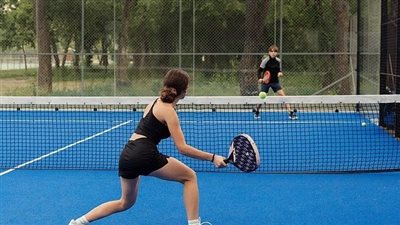 مدينة بريطانية تحظر ممارسة البادل وتوقف بناء الملاعب.. ما القصة؟