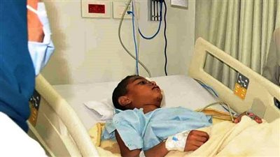 محافظ أسوان يعزي أسرتي ضحيتي حادث أتوبيس الرحلات.. ويصرف 25 ألف جنيه تعويضا لكل منهما