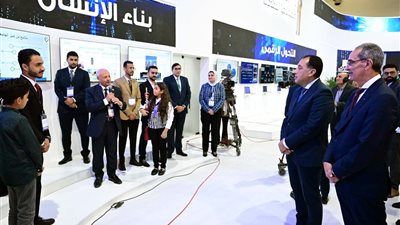 مدبولي يستمع لقصص نجاح عدد من خريجي مبادرات وزارة الاتصالات وأصحاب الشركات الناشئة