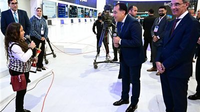 رئيس الوزراء يتفقد أجنحة الجهاز القومي لتنظيم الاتصالات وشركة WE والهيئة القومية للبريد