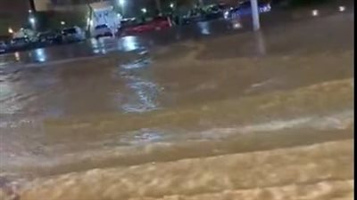 نافورة وسط الشارع.. انفجار ماسورة مياه في شارع التسعين بالتجمع