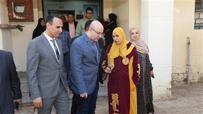 محافظ بني سويف يستمع لشكاوى المواطنين خلال زيارته لقرية الدوالطة.. وتكليفات عاجلة بشأن المياه والإنارة