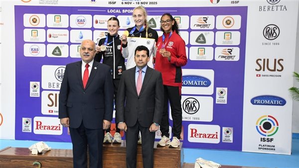 وزير الرياضة مع منتخب