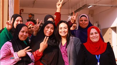 وزيرة التضامن تتابع المشروعات الإنتاجية لمصنع الغزل والنسيج بقرية العزب بالفيوم.. وتتفقد حضانة أبناء العاملات بالمصنع