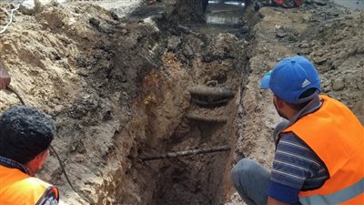 حي وسط بالإسكندرية ينتهي من إصلاح كسر ماسورة مياه وتركيب 3 مواسير صرف صحي