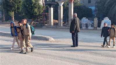 قصة مهندس زراعي كرّس 30 عامًا من حياته لتأمين طلاب المدارس بقرية العطف في بني سويف| صور 