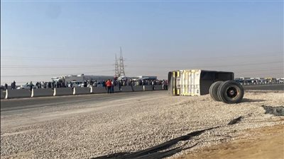 انقلاب سيارة نقل على طريق السويس - القاهرة 