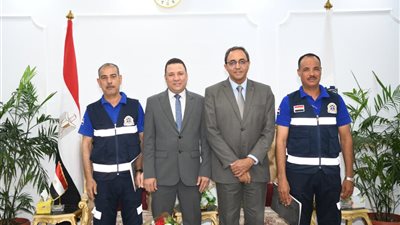 احتفاءً بأمانتهما.. محافظ قنا يكرم مسعفًا وسائقًا أعادا مبلغًا ماليًا وهاتفًا عثرا عليه خلال حادث