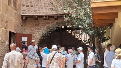 من مختلف الجنسيات.. 640 سائحا وزائرا في زيارة للمقدسات الدينية بسانت كاترين