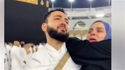 أبكى الملايين.. هل فيديو رجل يحمل زوجته المريضة أمام الكعبة حقيقي أم ذكاء اصطناعي؟