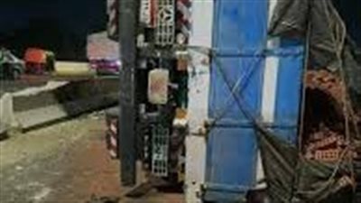 انقلاب سيارة محملة بالطوب بجوار كمين القارة في قنا