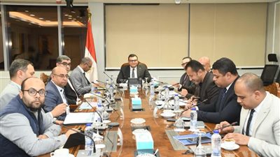 وزير الإسكان يتابع مشروعات المرافق والكهرباء بالمناطق الصناعية بعدد من المدن الجديدة