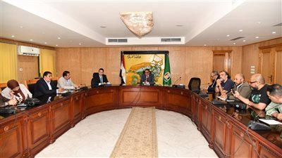 محافظ الفيوم يناقش الاستعدادات النهائية لمهرجاني الفيوم السينمائي الدولي وتونس للخزف والفخار والحرف اليدوية