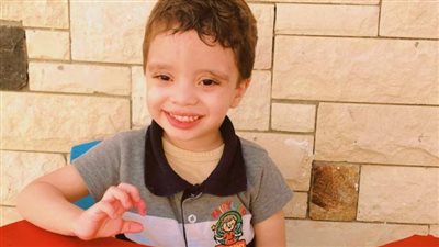 والدة صغير مصاب بسرطان نادر في شبكية العين تناشد لإنقاذ بصره: محتاج علاج خارج مصر