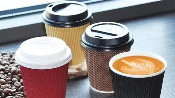 قهوة في أكواب ورقية